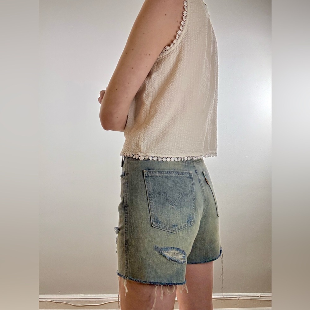 Levi’s Women’s 501 Mid Thigh Distressed Denim Short Size 26W - Picture 11 of 13